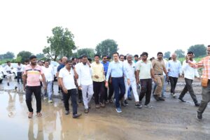 मंत्री गिरीश महाजन यांनी नुकसानग्रस्त भागाची केली पाहणी, शेतकऱ्यांना म्हणाले...